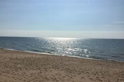 Image de Beachfront Lake Vue Lake Michigan Condo - plage privée, piscine chauffée, terrasse!