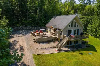 Image de Gorgeous Retreat w\/ 3 Spacious BRs & Decks, set on beautiful private acre!