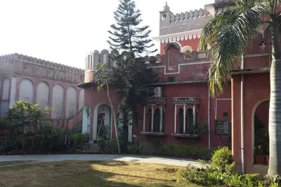 Image de Une maison patrimoniale avec un beau jardin.