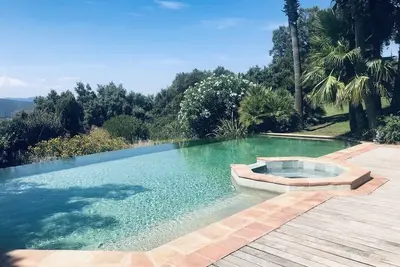 Image de Villa Vue Mer Saint-Tropez w. Piscine à débordement, bar et salon près de la plage de Pampelonne