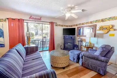 Image de Joli condo au rez-de-chaussée avec piscine partagée, accès au jeu de palets et au tennis!