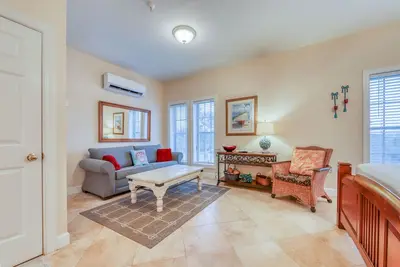 Image de Studio pratique avec piscine partagée et emplacement idéal à quelques minutes de la plage