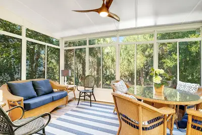 Image de Maison bordée de palmiers avec porches, cour et hamac - à pied de la plage / ville!