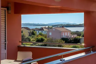 Image de Appartement de deux chambres avec la terrasse et la vue sur le mer Nevidane, Pasman (A-18054-a)