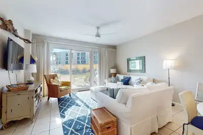 Condo spacieux en bord de mer avec 2 chaises de plage incluses - à quelques pas des restaurants