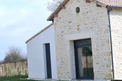 Image de maison particulière rénovée avec terrasse et abri jardin a 10 mn des plages
