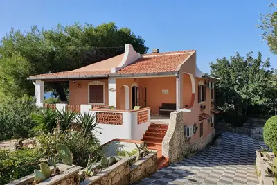Image de Villa Plemmyria. Villa mitoyenne immergée dans la verdure de l'oasis de protection marine de Plemmirio