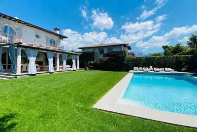 Image de Villa neuve de style moderne avec piscine chauffée