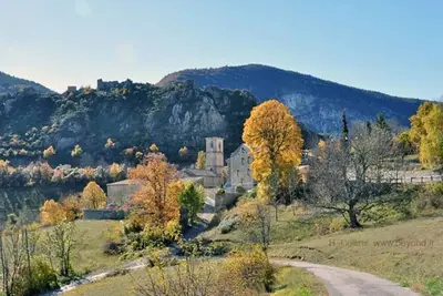Image de Maison chaleureuse dans un village Ă la montagne