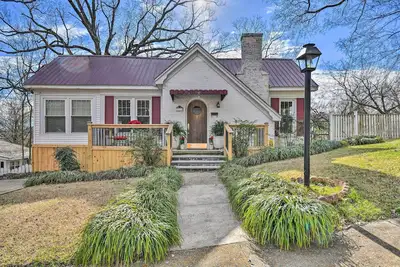 Image de Nouveau! Vibrant Home w / Deck - 2 Mi au casino d'Oaklawn