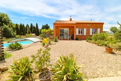 Image de Maison calme avec climatisation et piscine couverte privée dans grand jardin
