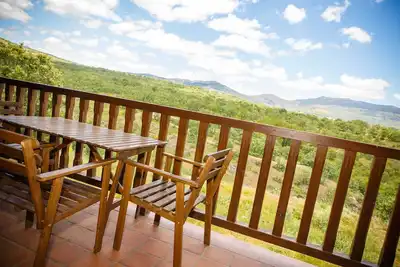Image de Dans la maison le Corco, vous pouvez profiter d'une terrasse avec barbecue et cour avant