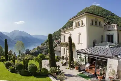 Image de villa de luxe sur le lac de Côme, location vacances Lac de Côme, villa sur Côme à louer avec piscine, villa avec vue sur le lac de Côme
