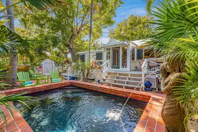 Image de \"La Puerta Rosa\" ~ Charmante maison avec 2 lits / 1 salle de bain Conch dans la vieille ville de Key West!