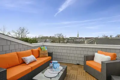 Image de Condos de luxe au coeur du port de Harwich! 5 couchages, animaux acceptés, A / C, décor côtier moderne!