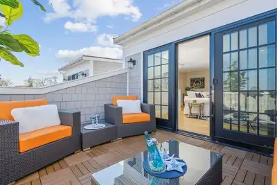 Image de Condos de luxe au coeur du port de Harwich! 5 couchages, animaux acceptés, A / C, décor côtier moderne!