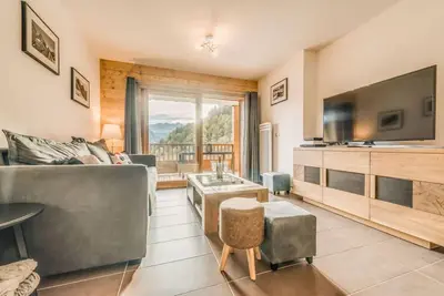 Image de À 50m des pistes de ski, 9ème étage, balcon, parking, télévision, casier à ski, 52m²