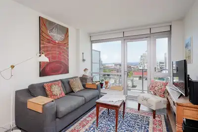 Image de Condo de luxe d'une chambre dans le bâtiment Escher, Sunset Views et au-delà