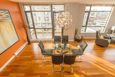 Image de Condo de luxe spacieux au 15e étage (1400 pieds carrés) avec vue sur le port intérieur