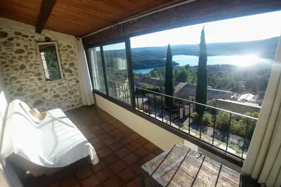 Image de Maison en pierre avec terrasse et jardin face au Lac