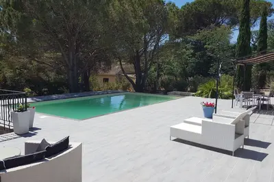 Image de Villa des Lunes au centre du Plan de la Tour avec piscine chauffée et grand jardin