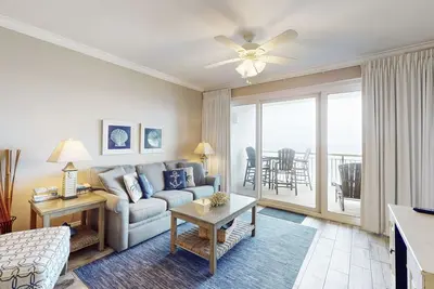Image de Escapade aérée avec balcon meublé, belles vues et accès à la plage - piscine partagée