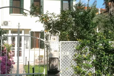 Image de White house with garden and parking