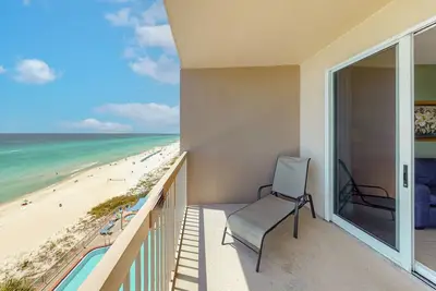Image de Charmant condo en bord de mer avec vue imprenable, piscines partagées et aire de jeux aquatique pour enfants