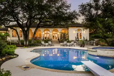 Image de Villa méditerranéenne! Maison de plus de 4000 pieds carrés avec piscine incroyable et espace extérieur
