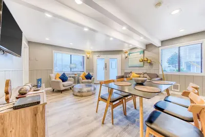 Image de Suite de luxe de motel acceptant les chiens avec cuisine située près de la plage et du centre-ville!