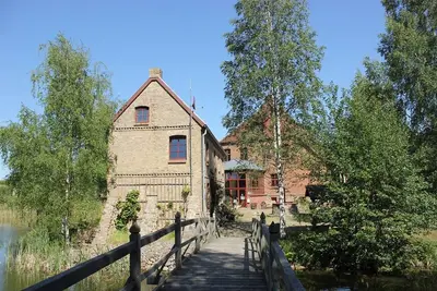 Image de Rosenhaus (à gauche) du château à douves de Liepen