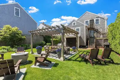 Image de Walk to Children's Beach-  house w/ Yard + Firepit
