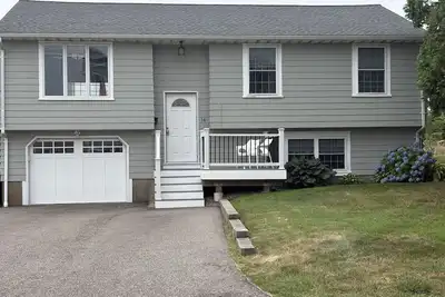 Image de Un pâté de maisons de Seawall à Narragansett Pier, à pied de Town Beach