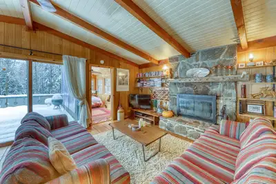 Image de Chalet confortable avec poêle à bois, terrasse et feu extérieur - près du mont. Neige et golf
