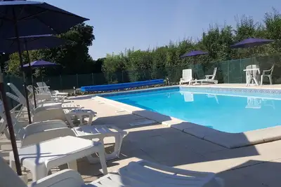 Image de Profitez d'un moment de détente autour de la piscine, dans un cadre champêtre.