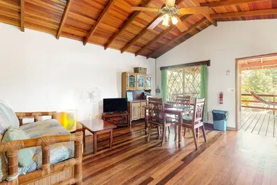 Image de Magnifique appartement w / WiFi gratuit, câble, service de concierge - à quelques pas de la plage!