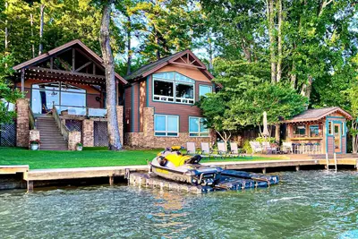 Image de Lakefront Hot Springs, 3 King Beds, 3. 5 Baths, Bunk room, Fire Pit, Lakeside Bar