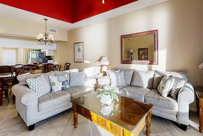 Magnifique condo sur la plage avec balcon meublé, vue panoramique et emplacement idéal!