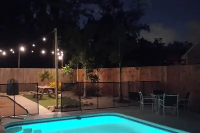 Maison récemment rénovée avec une belle cour arrière privée et une piscine