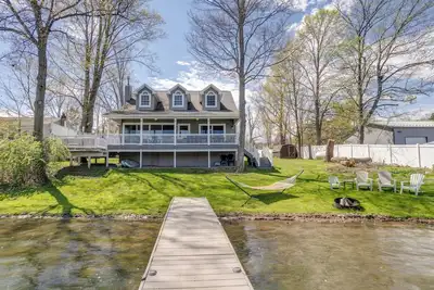 Image de Pleasant Bay Retreat sur le lac Keuka avec front de lac privé, un bain à remous, 12 personnes
