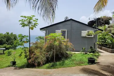 Image de Jolie maison et cadre végétal, splendide vue  Mer et  îles des Saintes.