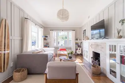 Image de Adorable Beach Cottage à distance de marche de la plage avec un grand patio ❤ By AvantStay