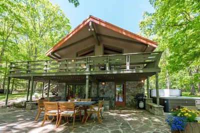Image de Nouvelle maison au bord du lac avec rampe de quai privée, foyer, bain à remous et foyer au gaz et au bois!