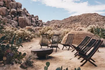 Image de Rockbound Oasis Retreat - Vues du bain à remous familial et géant à Joshua Tree