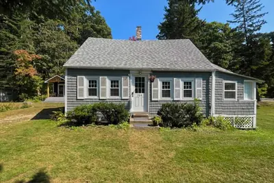 Image de Maison acceptant les chiens avec véranda et grande pelouse - près du centre-ville de Boothbay Harbor!