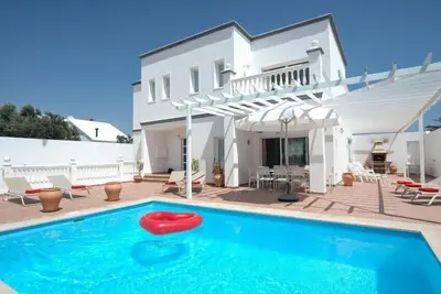 Image de Splendid Costa Teguise Villa | 4 Bedrooms | Casa Angelica | Walking Distance to Beach | Great Pool Area