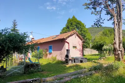 Image de Jolie maison rose aux volets bleus