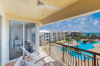 Image de Condo chaleureux et accueillant sur la plage avec tennis, jeu de palets et balcon privé!