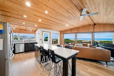 Image de Maison en bord de mer acceptant les chiens avec accès à la plage privée et vue imprenable sur l'océan!