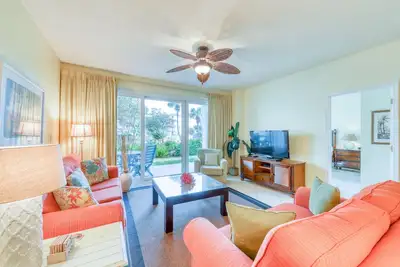 Image de Condo côtier avec piscine partagée de style lagon, location de vélos, tennis et accès à la plage!